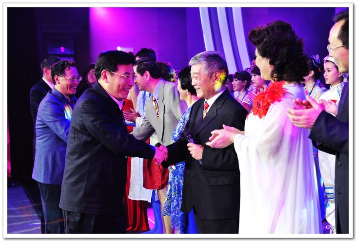 苗圩部长慰问加入校庆晚会演出的演员