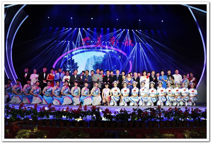 苗圩部长与加入校庆演出的演员合影留念