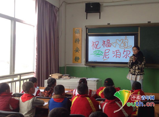 88858cc永利官网支教团向导拉萨学生在课堂上为尼泊尔地动灾区人民祝福。。。。