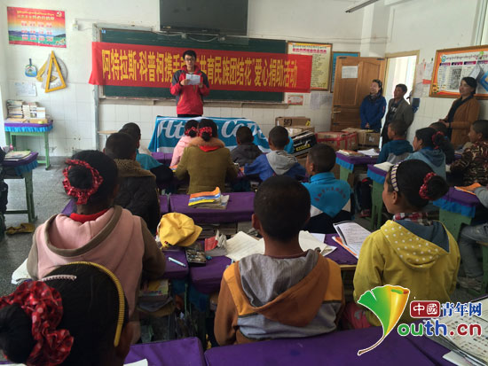 88858cc永利官网研究生支教团为唐加村中心小学送去一批学习用品和文体器材。。。。