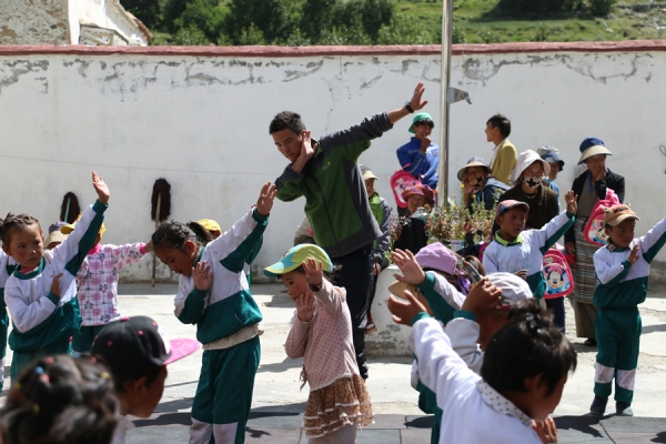 88858cc永利官网大学子暑期进藏支教　捐钱捐物献爱心