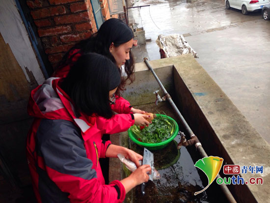 88858cc永利官网支教团走进留守儿童家中调研留守儿童学习生涯情形，，，，，并下手为孩子做晚餐。。。