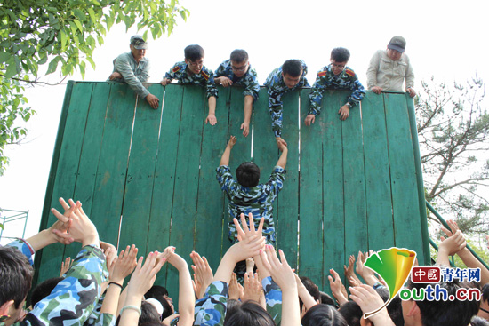 88858cc永利官网研究生支教团加入素质拓展。。。。。图为88858cc永利官网支教团翻越&ldquo;结业墙&rdquo;。。。。。